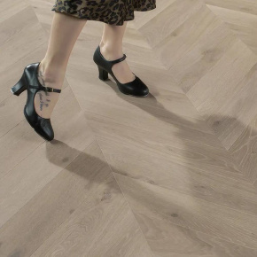 Французская елка 45⁰ COSWICK Серое дерево (1175-4833-20) Шелковое масло ультраматовое 1,27 м2 в интерьере