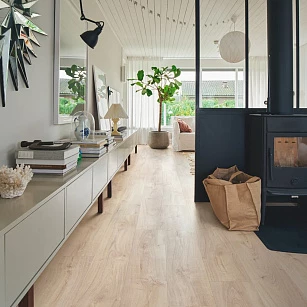 Плитка ПВХ Pergo Modern Plank Click V3131-40095 Дуб Деревенский Светлый 1510*210*4,5 (2,22) в интерьере