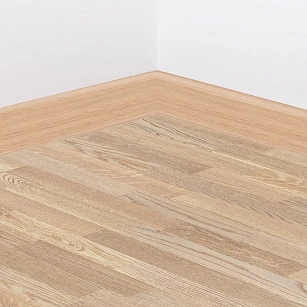 Плинтус шпонированный Tarkett OAK ROBUST WHITE 60x16x2400  в интерьере